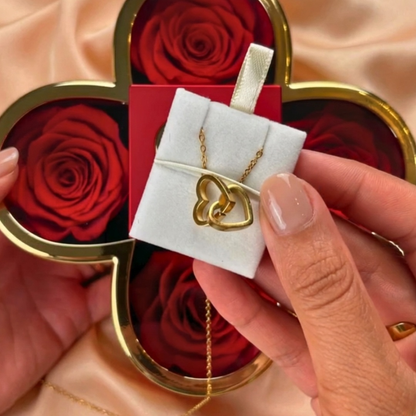 Rosas Eternas y Collar de Corazones Personalizado