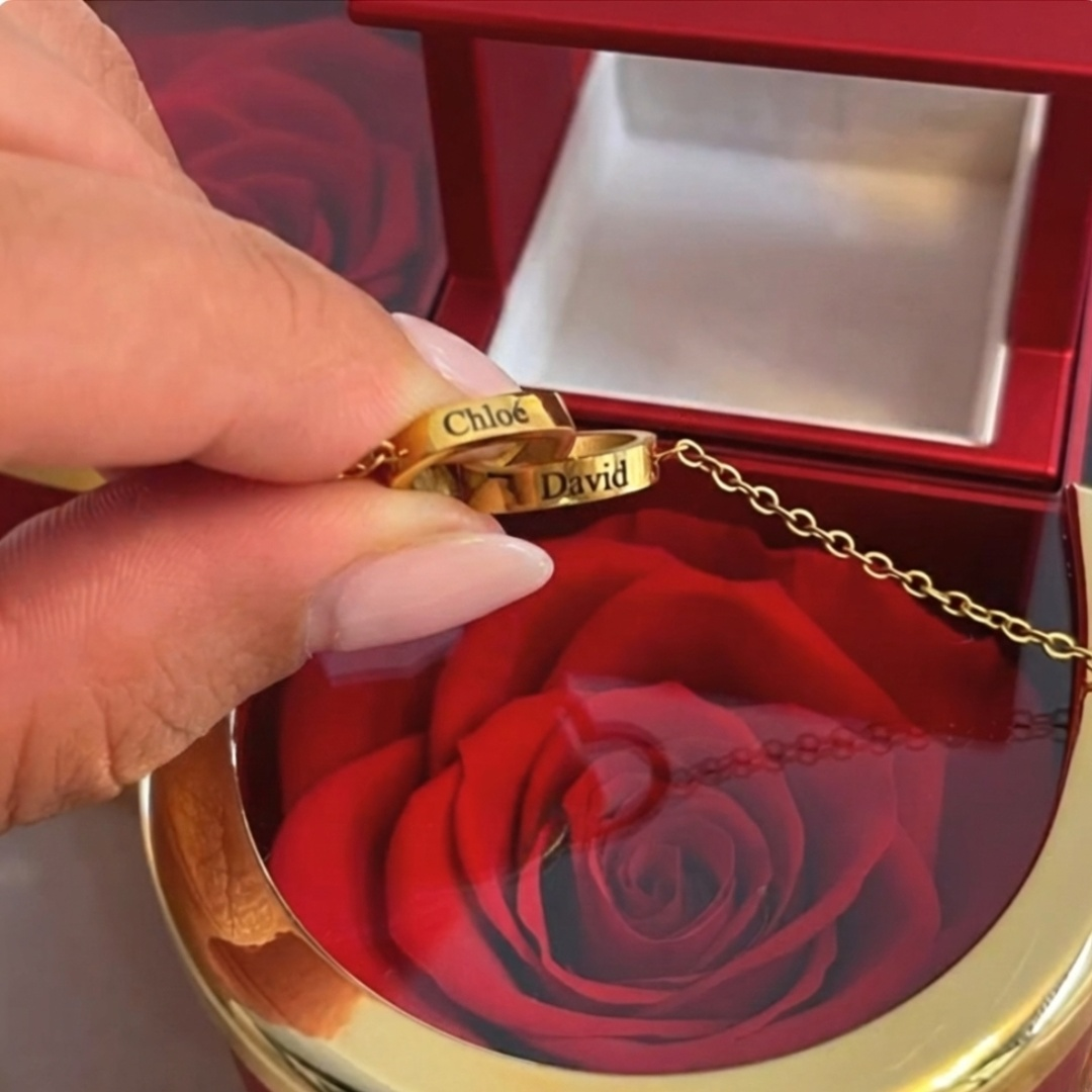 Rosas Eternas y Collar de Corazones Personalizado